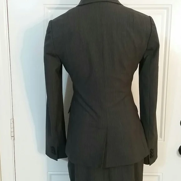 Banana Republic sizes: Jacket 6. Skirt 4 - Picture 7 of 16